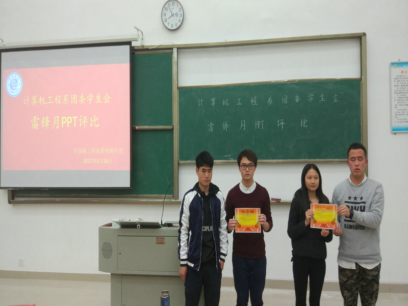 系团委书记郭策与辅导员雷廷华为获奖班级颁奖_副本.jpg