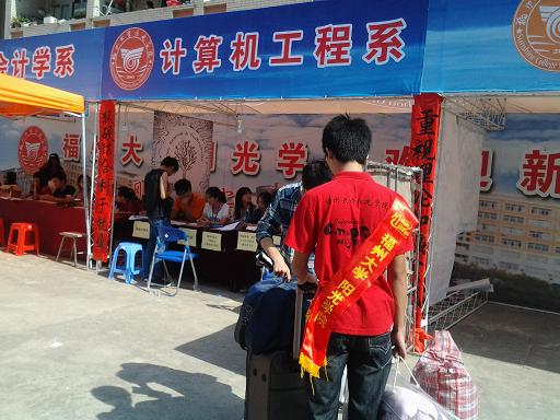 迎新工作者帮忙提行李20130906.JPG