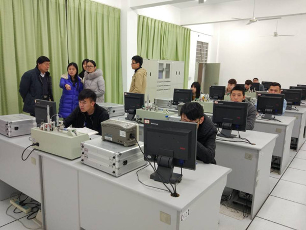 系主任检查毕业设计_副本.jpg