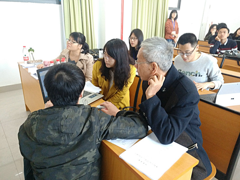 毕业班同学向评委老师展示自己的毕业设计.jpg
