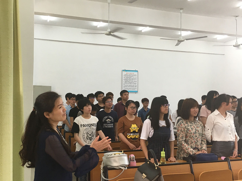 黄容芳老师对同学们的表现表示肯定.jpg