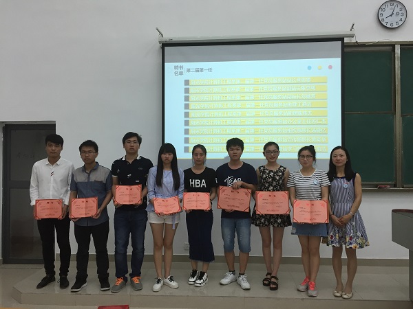 陈银屏老师为干部发放聘书2.JPG
