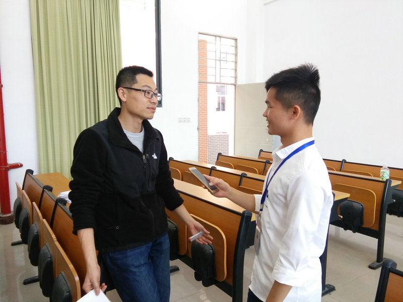 蒋伟杰老师向向我们介绍毕业答辩总体情况.jpg