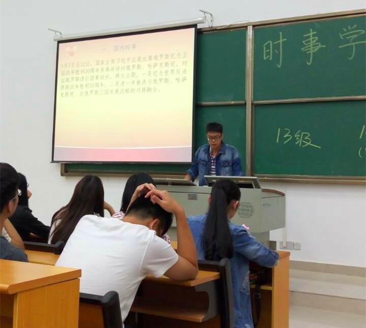 2 陈苏锴同学解说时事热点_副本.jpg