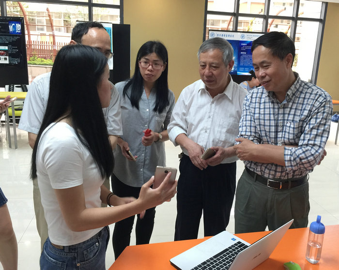 毕业生为院领导演示手机系统作品.jpg