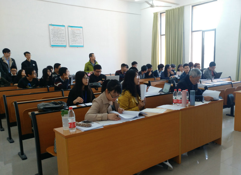 评审老师向同学们提问并提出不足和建议.jpg
