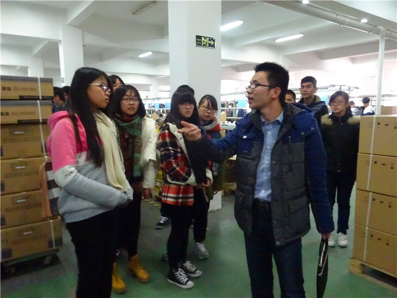 7.曾家鹏老师用专业知识为同学们答疑解惑.jpg