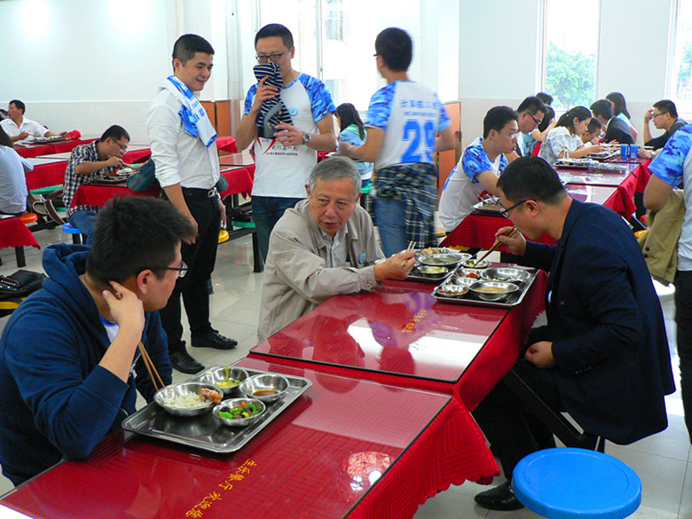 7用餐中,系主任与身旁的校友聊起天来_副本.jpg