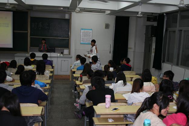 学生举手回答问题.JPG