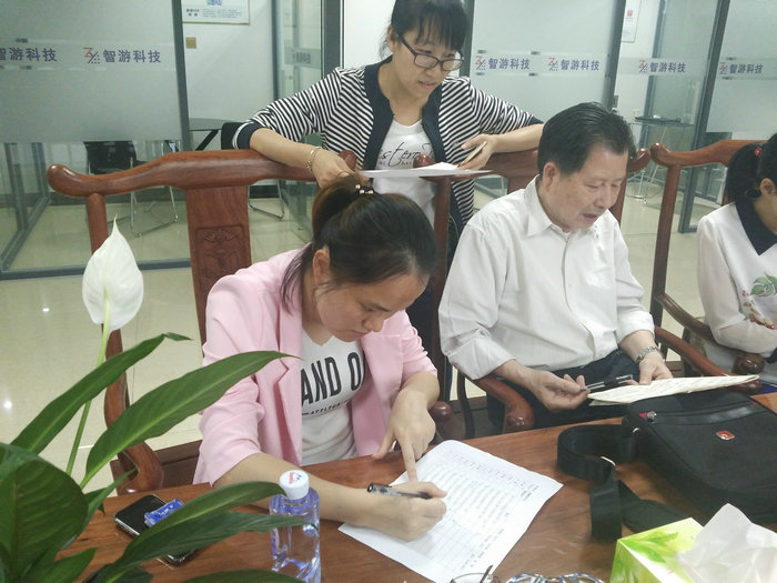 评审教师认真评阅学生答辩成绩.jpg