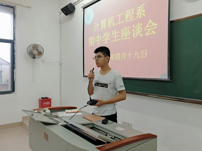 学生代表上台反馈问题.jpg