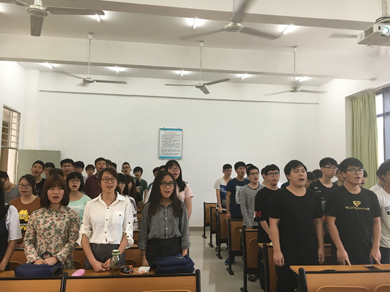 在黄容芳老师的指导下同学们引吭高歌.jpg