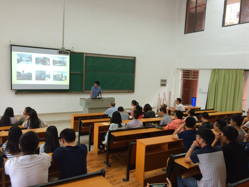 正在展示自己的ppt.jpg