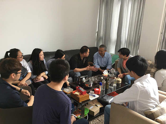 师生认真聆听企业介绍.JPG