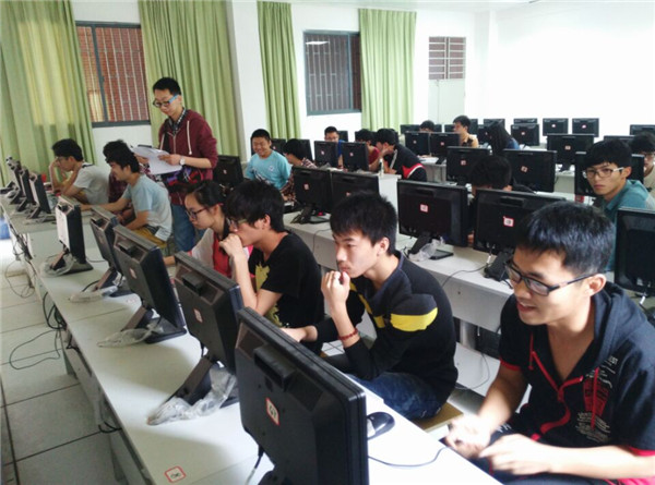 右一为林雯炳同学.jpg