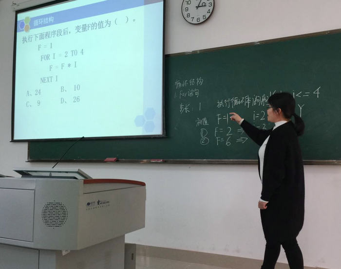 陆林花老师授课.jpg