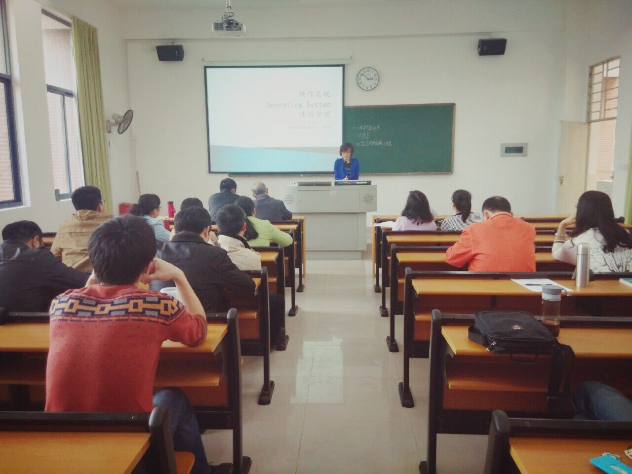 俞颖老师进行教学示范课演讲.jpg