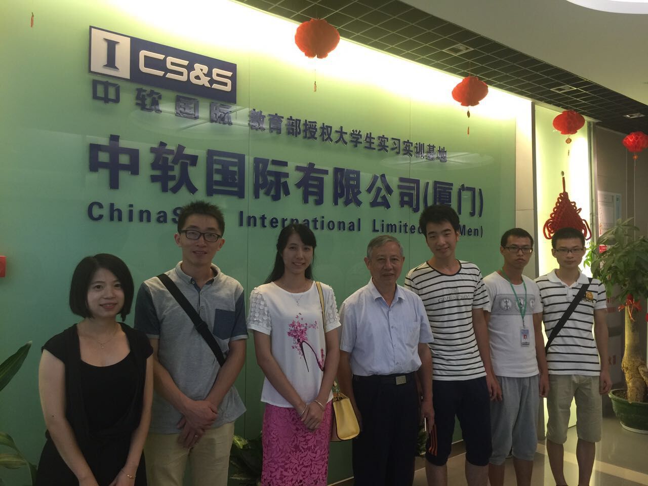 和在中软国际有限公司实训学生合影.jpg