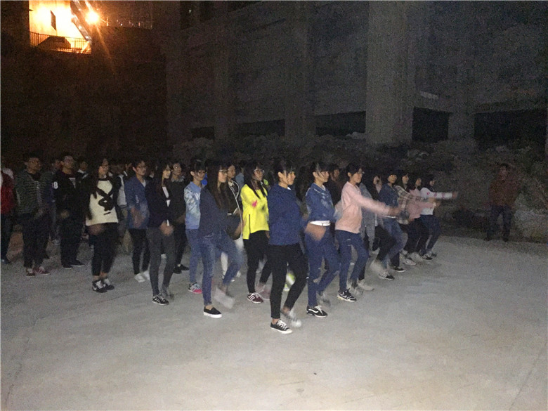 我系学生整齐的踏步走.jpg