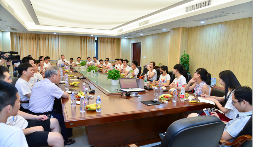 座谈会.png