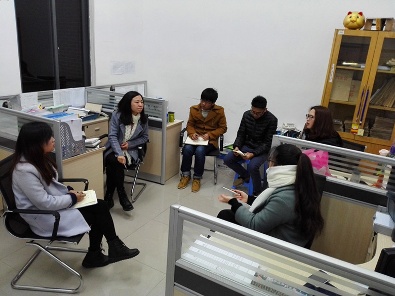 主席团成员为做好我系学生工作展开讨论.jpg
