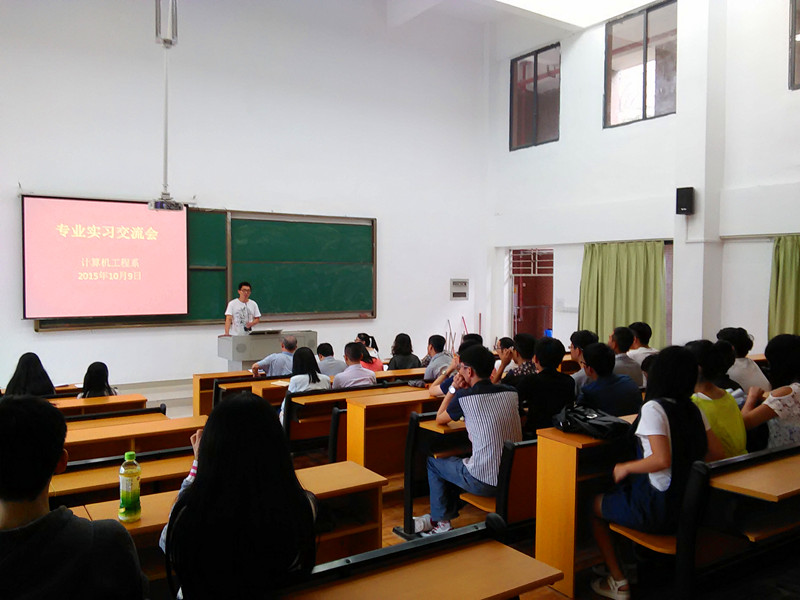 学生代表展示暑期期间参与的实习工作.jpg