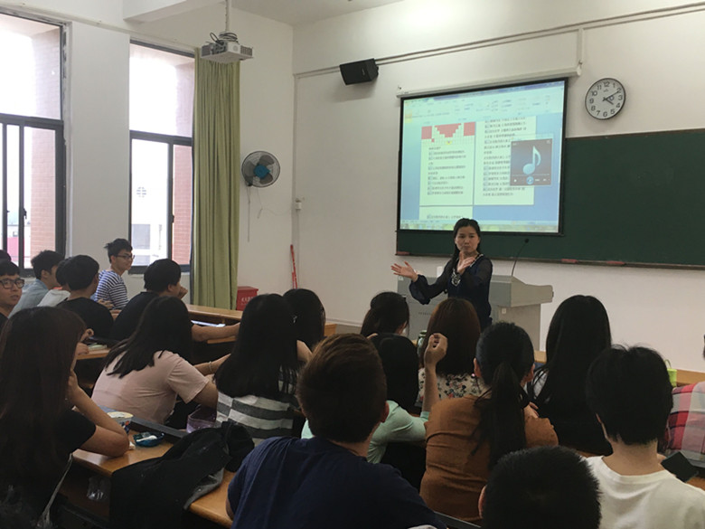 黄容芳老师在现场进行专业性指导.jpg