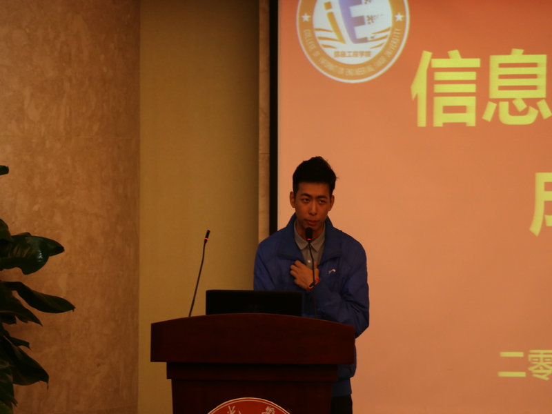 学生代表在分享经验_副本.JPG