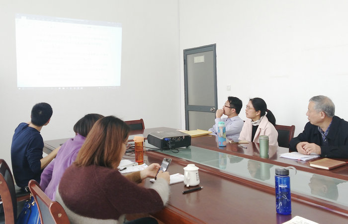 研讨会上各教师热烈讨论.jpg