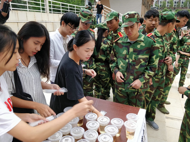 团委学生会在为新生分发润喉茶_副本.jpg