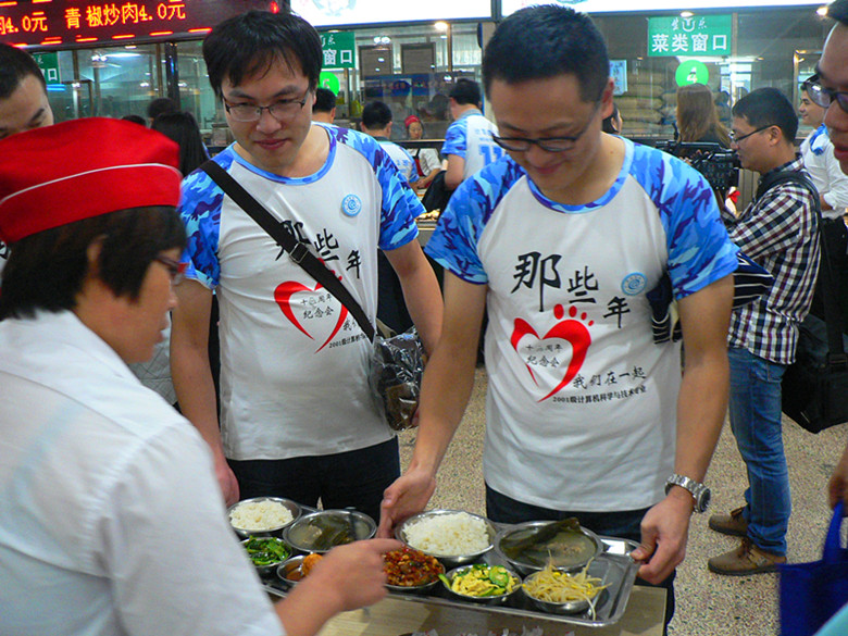 5食堂阿姨耐心的给校友们结账_副本.jpg