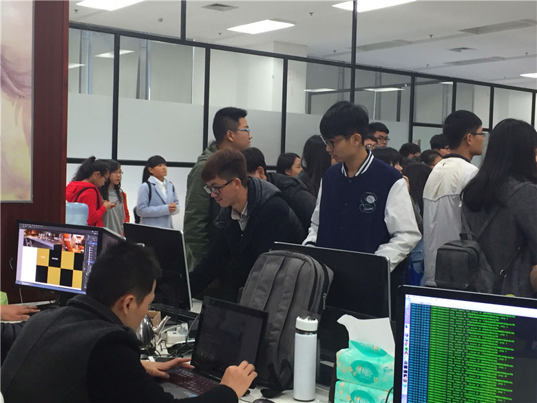 同学们现场试玩游戏.jpg