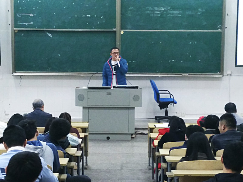 郭策老师主持大会.jpg