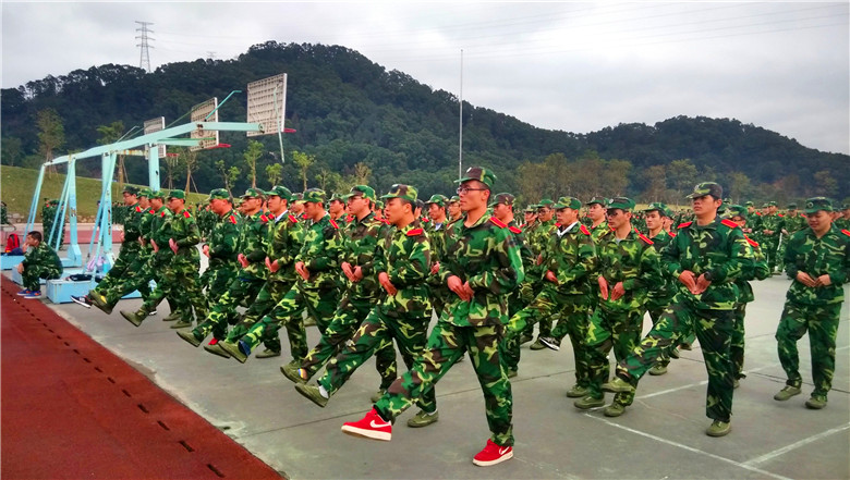 保持踢正步的姿势看谁坚持最久！.jpg