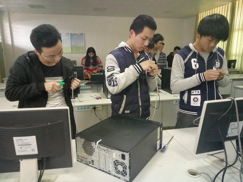 选手们进行网线的制作_副本.jpg