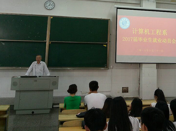 系主任郑忠钦老师向学生提出建议.jpg