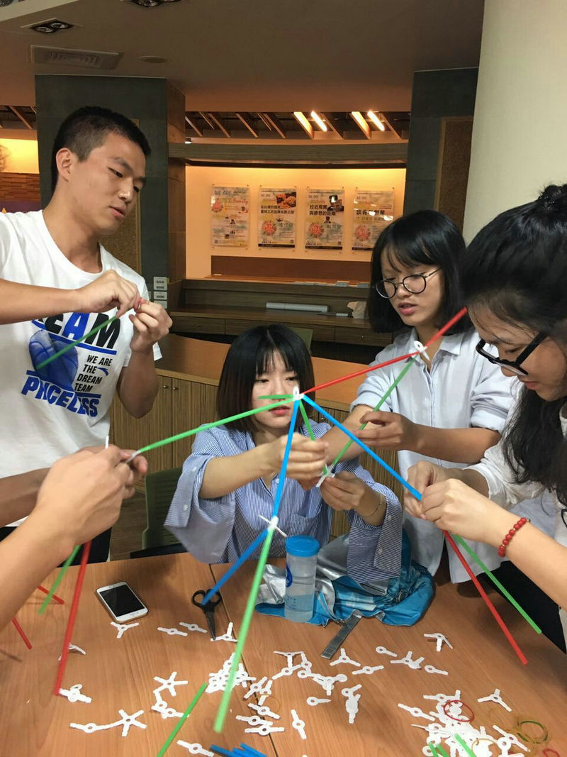 在实作课程中与专班同学一起动手操作.jpg