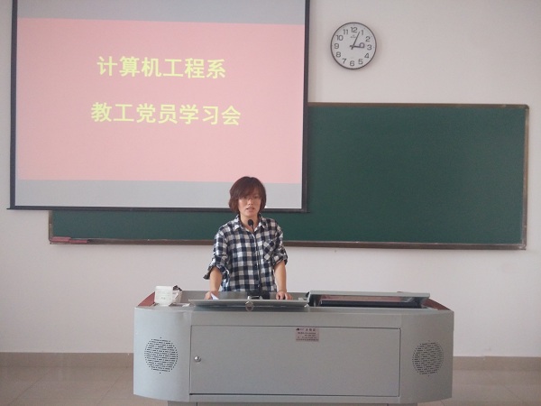 俞颖老师主持会议1.jpg
