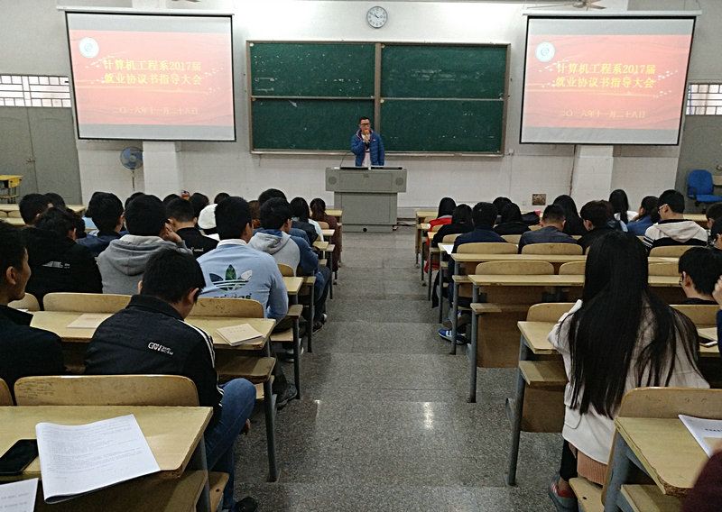 同学们倾听郭策老师讲解.jpg