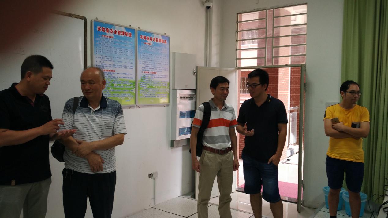 福建省高校计算机等级考试中心主任董正雄老师(左二)、考试技术负责人刘雄恩老师(左三)亲自指导此次测试工作.jpg