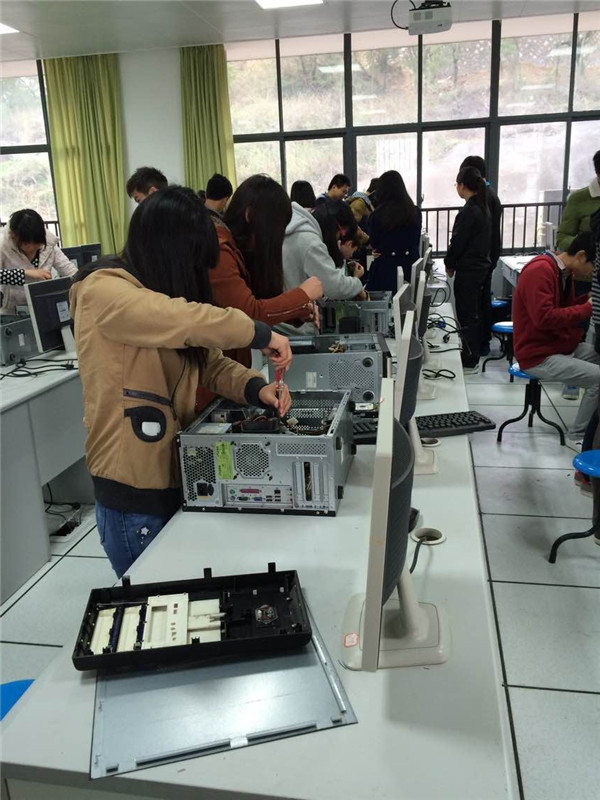 每支队伍都全神贯注地投入比赛.jpg