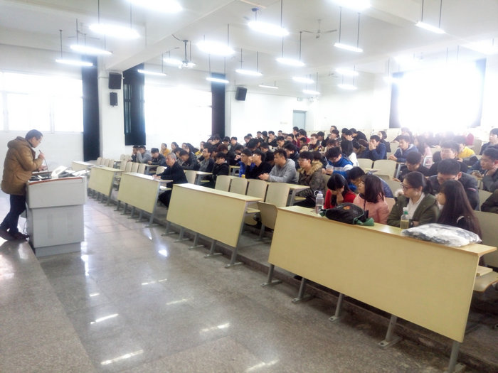 林建辉老师指导毕业设计工作.jpg