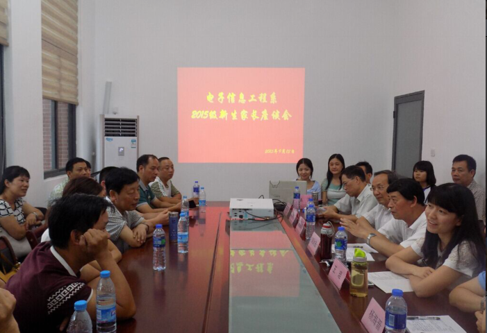 家长座谈会02 700x480.png