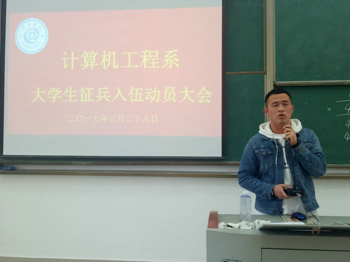 郭策老师为毕业班学生讲解就业政策.jpg