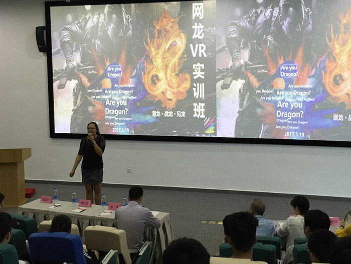 网龙商务经理田老师为师生介绍校企合作专班事项.jpg