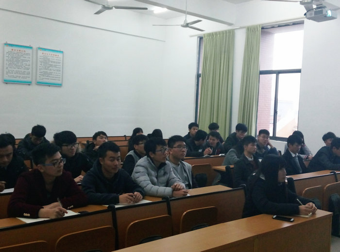 学生新闻工作者认真听讲.jpg