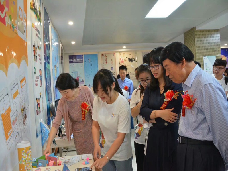 信息工程学院刘大茂院长参观现场.jpg