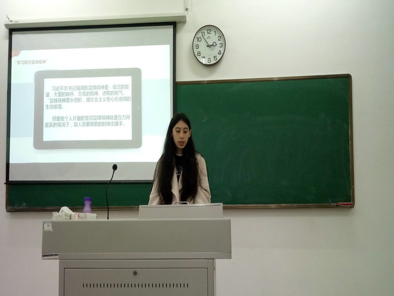 参赛选手进行PPT演讲_副本.jpg