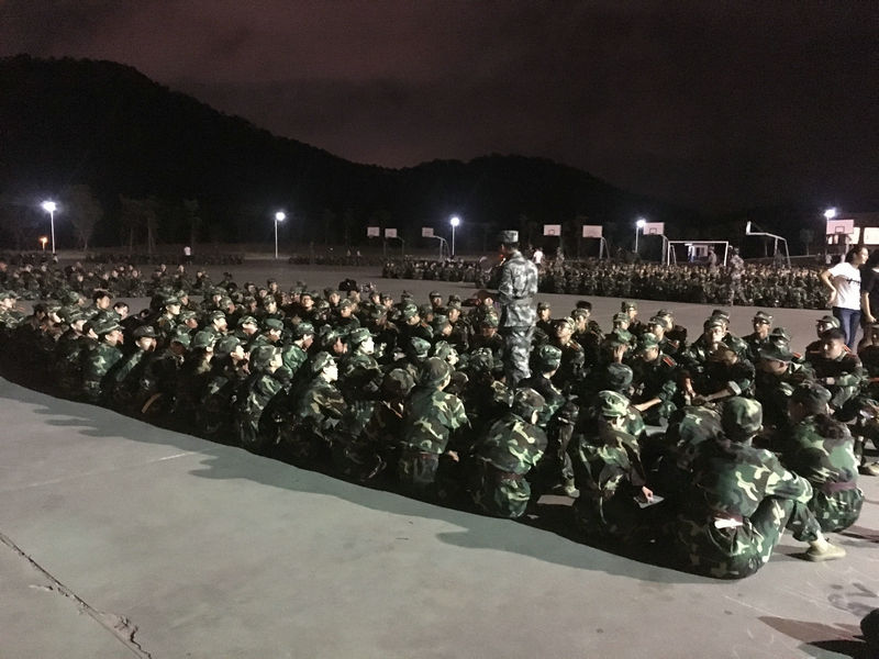 教官带着同学们拉歌_副本.jpg