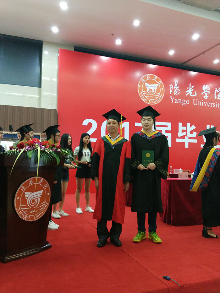 林柏钢教授与毕业生合影.jpg